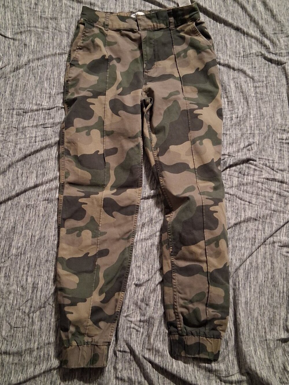 Size M Hollister Women’s Green Camo High-Rise Cargo Pants